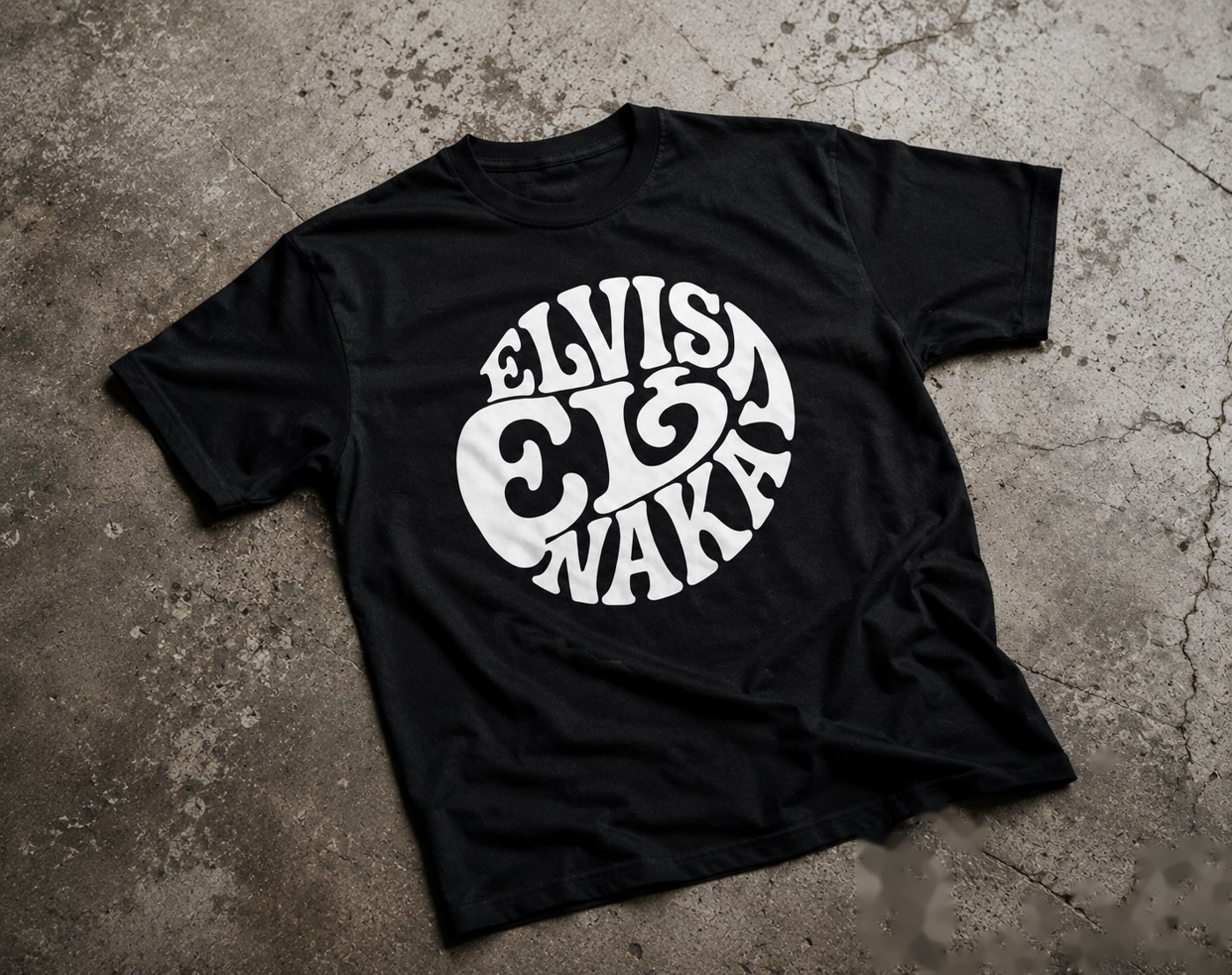 Camiseta negra con el logotipo circular de Elvis Naka en blanco