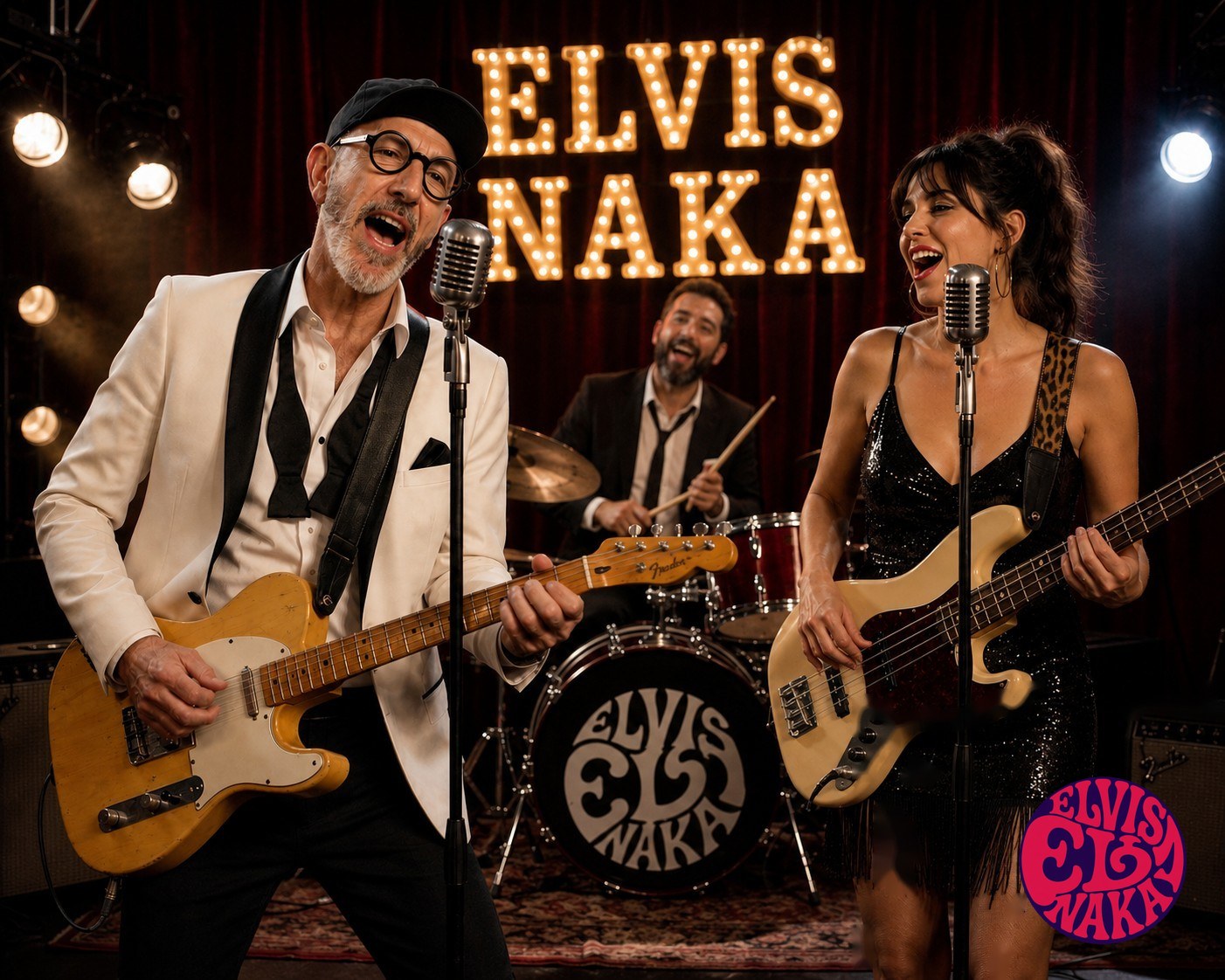 Elvis Naka cantando con la banda: la bajista a los coros y el bombo con el logo, bajo la marquesina