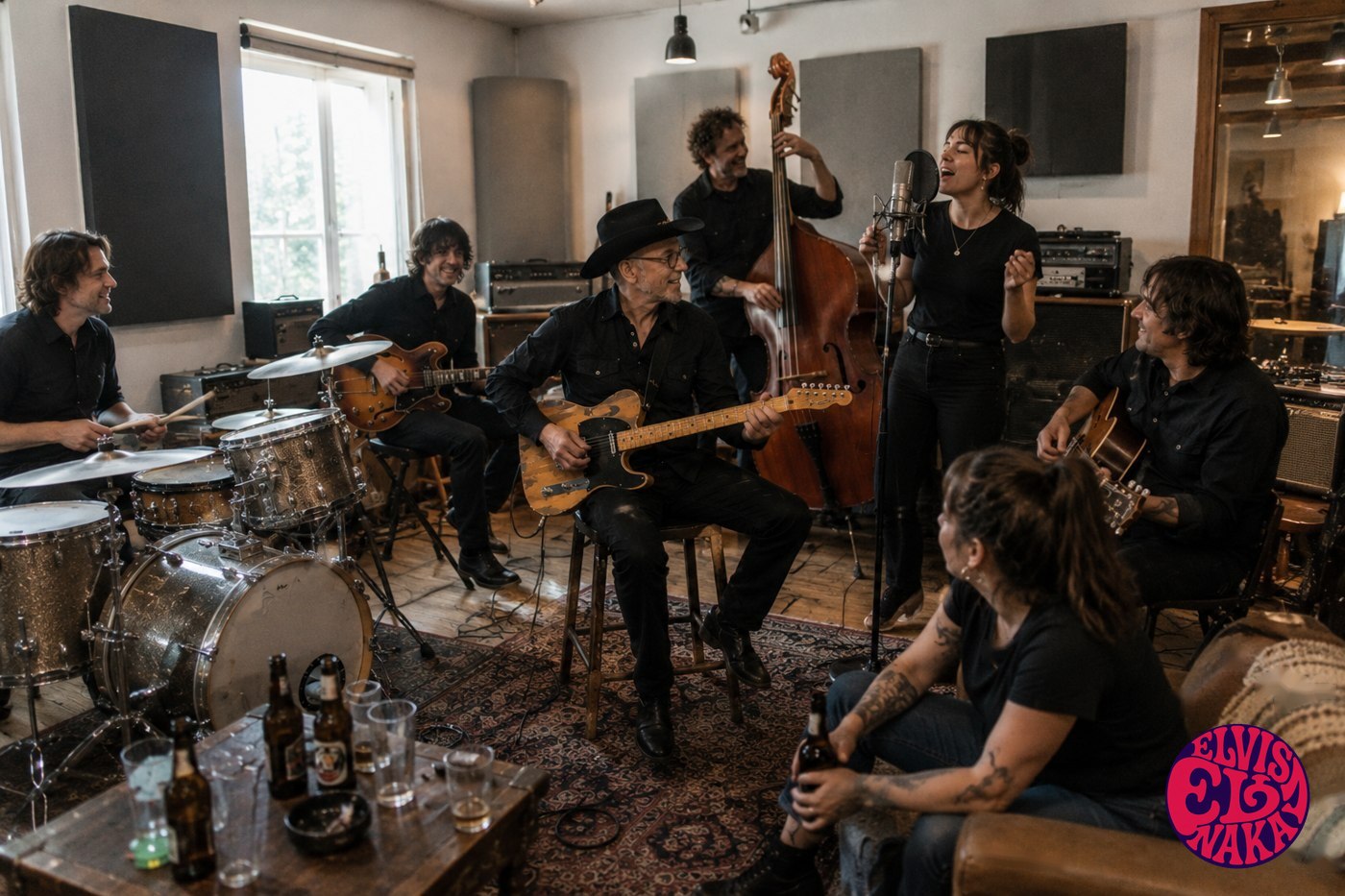 La banda de Elvis Naka en el estudio de grabación, entre risas, guitarras y cervezas